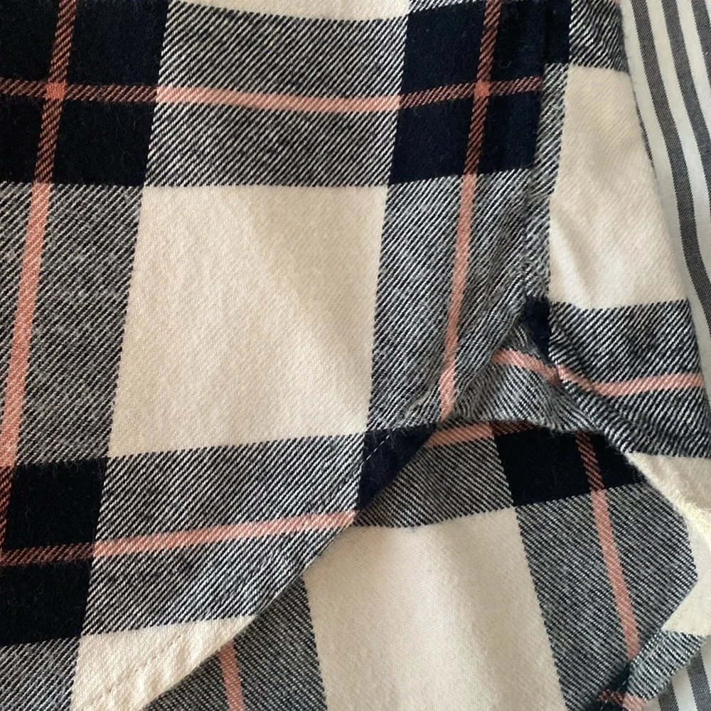 Levi’s Women’s Flannel Plaid  Shirt Size Large - Picture 6 of 8